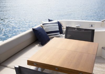 terrasse-yacht-ferretti-banquette-soleil