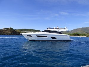 Yacht Ferretti 550 en mer